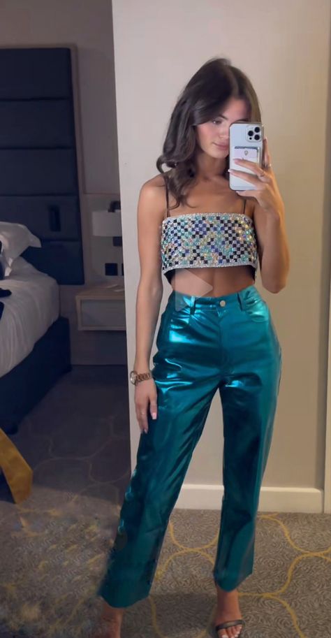 Euphoria Theme Outfits, Metallic Outfit Ideas Party, Fashion Outfits Fancy, Metallic Outfit Ideas, Disco Party Outfit Ideas, Metallic Pants Outfit, Glam Party Outfit, Disco Pants Outfit, Paige Desorbo