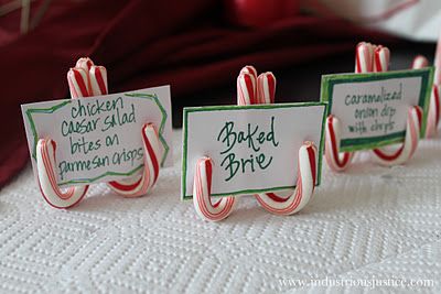 Candy Cane Place Card Holders (So cute - must try this next Christmas!) Jul Diy, Brat Pack, Mini Candy Canes, Party Food Labels, Holiday Hack, Christmas Sweater Party, Christmas Hacks, Christmas Tablescape, Ugly Christmas Sweater Party