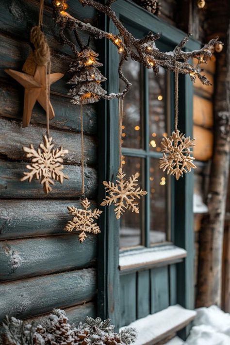 23 Woodsy Christmas Décor Ideas for Your Rustic Farmhouse 54 Woodsy Christmas Decor, Northwoods Decor, Woodsy Christmas, Cookies Gift, Christmas Country, Frosted Windows, Outdoor Decorating, Christmas Décor, Christmas Outdoor