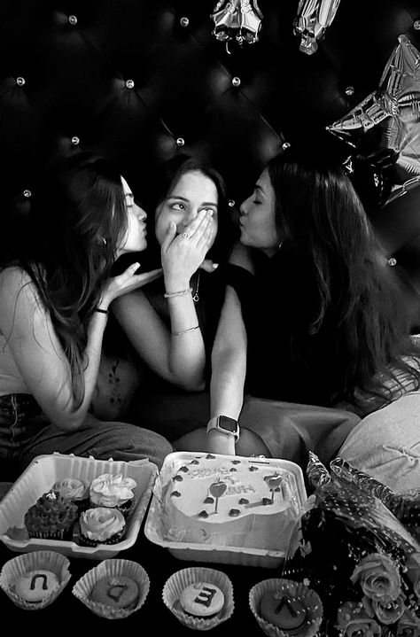 Trio Photo Ideas Aesthetic Friends, Bday Group Photos, Birthday Trio Poses, Pose For Trio Friends, Friends Photography Poses Group Shots, Birthday Photoshoot Friends, Birthday Group Photoshoot Ideas, Trio Aesthetic Pictures, Trio Pictures Ideas