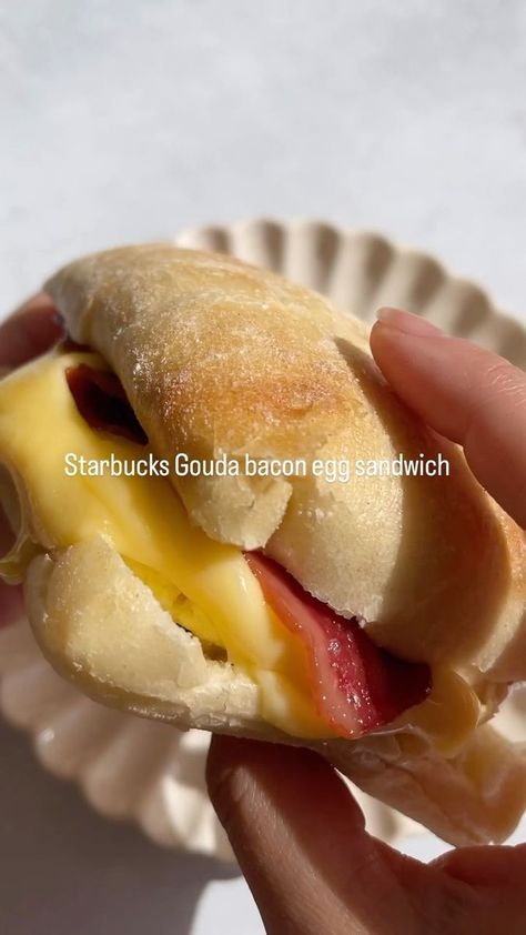 Starbucks Breakfast Sandwich Recipes, Copycat Bacon Gouda Starbucks, Weekly Breakfast Meal Prep, Starbucks Bacon Gouda Sandwich Recipe, Starbucks Bacon Gouda Sandwich, Starbucks Breakfast Sandwich, Gouda Breakfast Sandwich, Bacon Gouda Breakfast Sandwich, Starbucks Bacon Egg And Gouda Sandwich