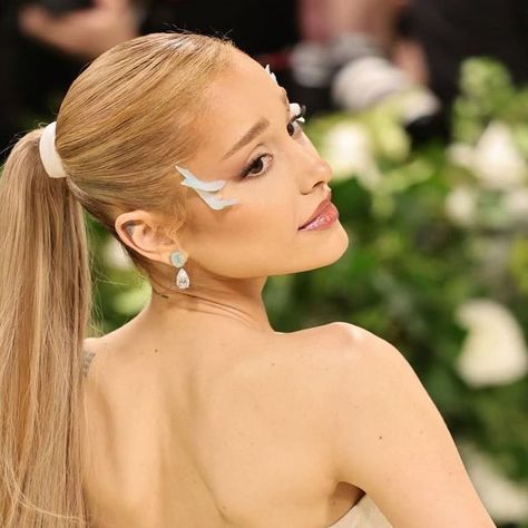 Ariana Grande Height Comparison, Ariana Grande Height, Ariana Grande Blonde Hair, Ariana Grande Met Gala, Musician Aesthetic, Ariana Grande Today, Height Comparison, Ponytail Girl, Celebrity Singers