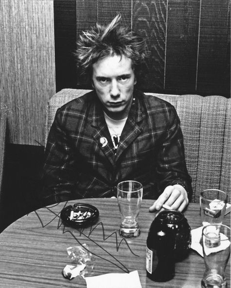 Johnny Rotten (John Lydon). showcasing a great example of someone who did not… Punks 70s, Sid And Nancy, 70s Punk, Johnny Rotten, God Save The Queen, Sid Vicious, Punk Scene, Punk Rock Bands, Punk Rocker