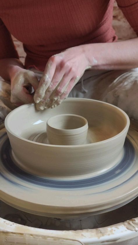 throwing a chip and dip bowl on the potterywheel Doing Pottery, Ceramics Bowls Designs, Pottery Lessons, Beginner Pottery, Chip And Dip Bowl, Chip And Dip, Pottery Videos, Pottery Workshop, Organic Forms