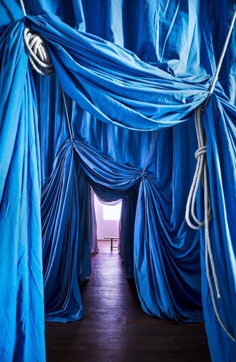 Conception Scénique, Theatre Curtains, Fabric Installation, Scene Design, Scenic Design, Stage Design, Draped Fabric, Set Design, Drapes Curtains