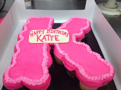 Letter K- Cupcake cake Incredible Cakes, Pull Apart Cupcake Cake, Pull Apart Cake, Cake Lettering, Pink Desserts, Pull Apart Cupcakes, The Letter S, Special Cakes, Cupcake Ideas