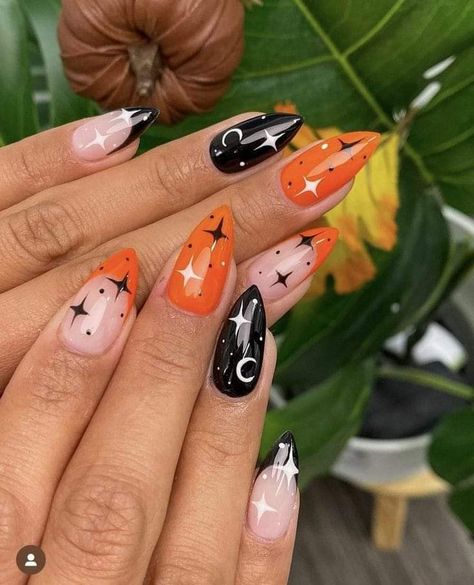 Sq Oval Nails, October Nails Halloween Ideas, Jackolantern Nails, Halloween Theme Nails, Spooky Nail Art, Black Halloween Nails, Holloween Nails, Witch Nails, Halloween Nails Easy