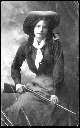 Western 6 Real Cowgirl, Old West Photos, Serial Experiments Lain, The Deep South, Annie Oakley, Postal Vintage, Wilde Westen, Into The West, Cowboy Girl