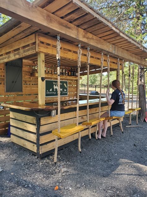 Diy Outdoor Bar, Bar Shed, Outside Bars, Bar Outdoor, Outdoor Kitchen Bars, Outdoor Patio Bar, Cottage Shabby Chic, Backyard Bar, Backyard Kitchen