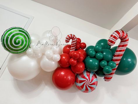 Christmas balloon garland decor! Perfect to any space or event!🎈 Christmas Grab And Go Balloon Garland, Holiday Balloon Garland, Christmas Balloon Garland Ideas, Winter Balloon Garland, Christmas Balloon Garland, Christmas Balloon Arch, Balloons Decorations, Office Xmas Party, Christmas Party Backdrop