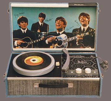 Beatles Record Player...I WANT ONE!! Young Beatles, Beatles Merchandise, Radio Record Player, Beatles Records, Beatles Memorabilia, With The Beatles, Bill Haley, Beatles Love, Cartoon Photo