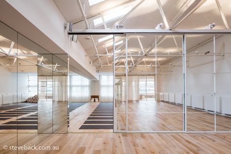 Dance Studio Reception Area, Hot Yoga Studio Design, Studio Waiting Area, Yoga Studio Interior, Sala Yoga, Pilates Studios, Yoga Lifestyle Inspiration, Dance Studio Design, Back Photography