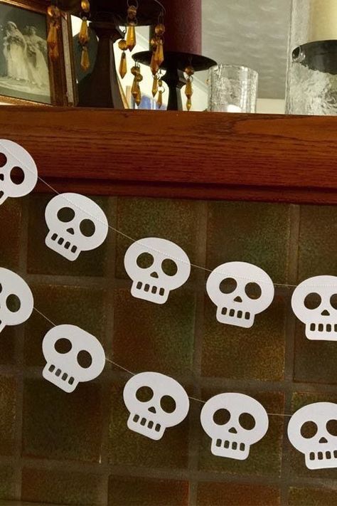 Sugar Skull Banner, Halloween Art Ideas, Skull Garland, Skull Banner, Diy Halloween Garland, Dekorasi Halloween, Day Of The Dead Halloween, Halloween School Treats, Garland Halloween