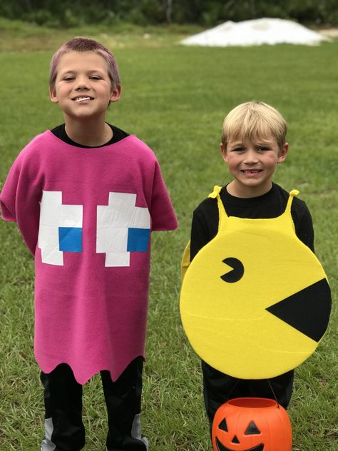 Pac Man Costume Diy, Diy Pacman Ghost Costume, Pac Man Halloween Costume, Pacman Ghosts, Pac Man Costume, Pac Man Ghost Tshirt, Diy Costumes Men, Pacman Ghost, Ghost Tshirt