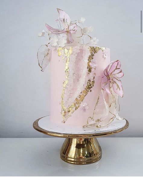 Gold Cakes, Tattoos Outdoors, Celebrities Tattoos, Geode Cake, Beautiful Cake Designs, New Birthday, Elegant Birthday Cakes, Cake Flower, Gateaux Cake