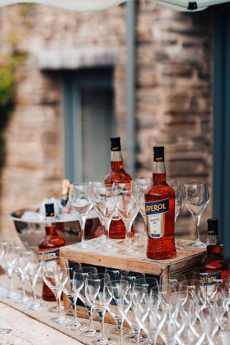 Aperol Spritz bar Wedding Martini Bar, Drinks Wedding, Aperol Wedding, Spritz Station, Aperol Spritz Station, Aperol Spritz Wedding, Self Serve Wedding Bar, Spritz Bar, Aperol Spritz Bar