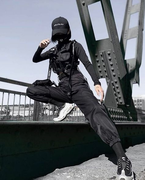 Tech Wear Photoshoot, Ninja Inspired Fashion, Tech Style Fashion, Techwear Girl Aesthetic, Techwear Aesthetic Outfit, Warcore Outfits Girl, Techwear Poses, Masked Outfits, Techware Aesthetic