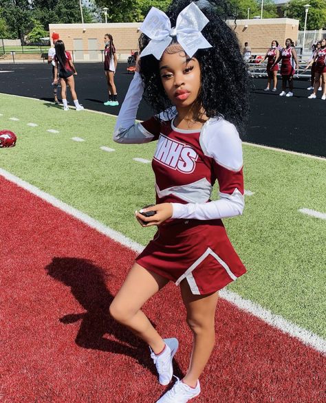 Cheer Curly Hairstyles, Baddie Cheerleaders, Black Cheerleaders, Cheer Competition, Cheerleader Outfit, Cute Cheer Pictures, Cheer Athletics, Cheer Poses, Cheerleading Hairstyles