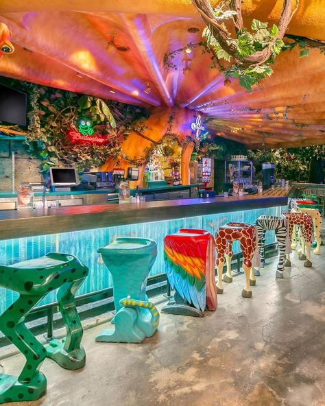 Zoo Cafe Design, Jungle Theme Restaurant Interior Design, Jungle Themed Restaurant, Jungle Cafe Design, Themed Cafe Ideas, Rainforest Cafe Aesthetic, Hillside Restaurant, Rainforest Restaurant, Jungle Cafe