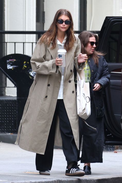 Kiai Gerber, Kaia Gerber Winter, Kaia Gerber Fashion, Kaia Gerber Book List, Kaia Gerber Style Street, Model Off Duty Style Kaia Gerber, Kaia Gerber Airport, Model Aesthetic Kaia Gerber, Kaia Gerber Sweatpants