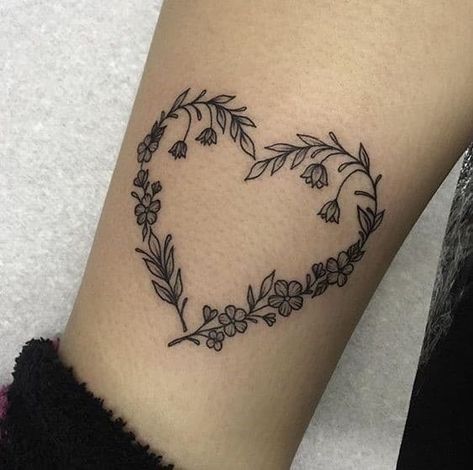 Flower Heart Tattoo, Heart Flower Tattoo, Tattoo Trend, Shape Tattoo, Beautiful Flower Tattoos, Disney Tattoo, Initial Tattoo, Tattoo Girls, Heart Tattoo Designs