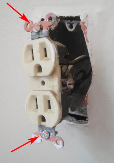 Changing Out an Old Outlet, what every woman should know how to do. Casa Clean, Handy Woman, Home Fix, Diy Home Repair, Décor Diy, Home Repairs, Household Tips, Bathroom Designs, Diy Home Improvement