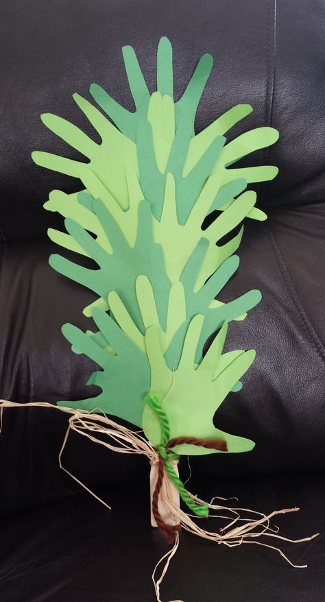 Palm Sunday Lesson, Palm Craft, The Triumphal Entry, Palm Sunday Activities, Palm Sunday Decorations, Triumphal Entry, Palm Sunday Crafts, Easter Lessons, Easter Sunday School