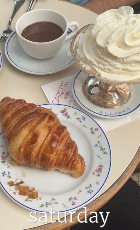 Paris Hot Chocolate, Parisian Food, French Hot Chocolate, Paris Desserts, Covered Backyard, Coffee In Paris, Dessert Restaurants, France Food, Food Motivation