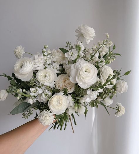 Dahlia Bridal Bouquet, Bride Bouquets White, Ivory Wedding Flowers, Elegant Wedding Bouquets, White Bouquets, Simple Wedding Bouquets, Elegant Wedding Flowers, Green Bouquet, Bridal Bouquet Flowers