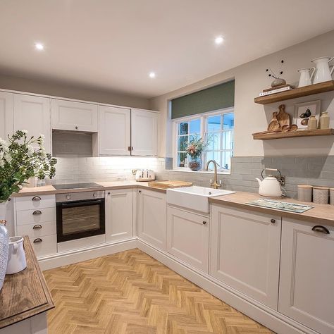 Cottagecore inspo courtesy of @pebblescottagefiley. 😍 Kitchen featured: Elmbridge Porcelain | Instagram Howdens Small Kitchen, Howdens Elmbridge Kitchen Porcelain, Elmbridge Porcelain Kitchen, Howdens Porcelain Kitchen, Oven Mantle, Small Square Kitchen Ideas, Cosy Kitchen Ideas, Kitchen Diner Ideas, U Shaped Kitchen Interior