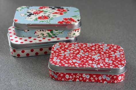 DIY : Recyclage d'une boite à bonbons Altoids Tins, Altered Tins, Mint Tins, Cadeau Diy, Crafty Projects, Crafty Craft, Crafty Diy, Diy Projects To Try, Cute Crafts