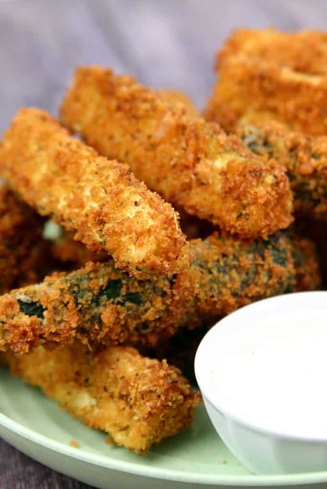 This fried zucchini is cut into zucchini spears, crusted in italian seasoned panko crumbs, and deep fried to crispy perfection. Fried Zuccini, Zucchini Spears, Zucchini Sticks Recipes, Breaded Zucchini, Fried Zucchini Sticks, Oven Fried Zucchini, Deep Fried Zucchini, Panko Recipes, Fried Zucchini Recipes