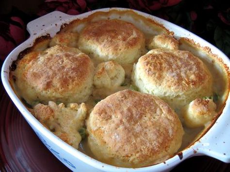 Easy Tuna & Pasta Pot Pie Pepper Biscuits, Biscuit Chicken Pot Pie, Veggie Pot Pie, Vegetarian Pot Pie, Vegetable Pot Pies, Savory Pies Recipes, Pies Recipes, Chicken And Biscuits, Pot Pie Recipe