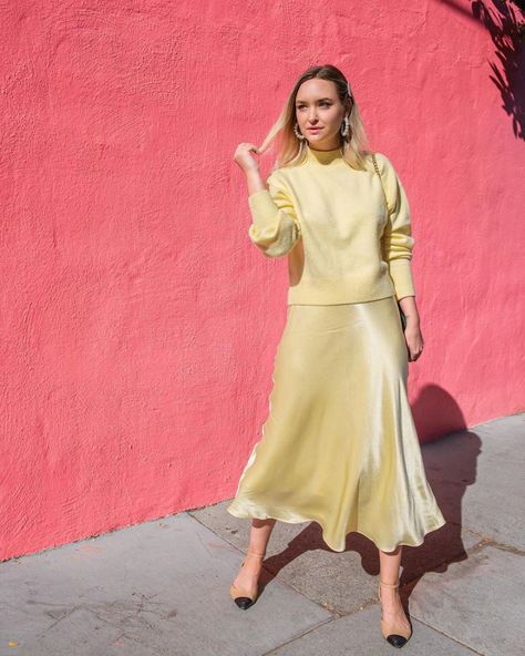 Liz ~ LateAfternoon (@lateafternoon) • Fotos y vídeos de Instagram Pale Yellow Skirt Outfit, Monochrome Yellow Outfit, Yellow Satin Skirt Outfit, Yellow Monochromatic Outfit, Satin Skirt Street Style, Flat Shoe Outfits, Yellow Satin Skirt, Teaching Fits, Canada Outfits