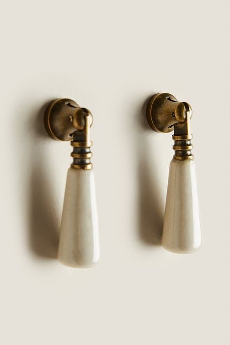 DROPLET DOOR KNOB (PACK OF 2) - White | ZARA United States Ceramic Door Knobs, Vintage Hardware, Kitchen Hardware, Up House, Brass Knobs, Vintage Door, Dresser Knobs, Door Knob, Home Hardware