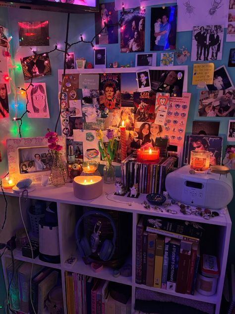 Cool Collections Ideas, Small Grunge Bedroom, Messy Dorm Room, Cluttered Aesthetic, Grunge Room Decor 90s, Cluttercore Bedroom, Cluttered Bedroom Aesthetic, 1930s Living Room Ideas, 80’s Bedroom