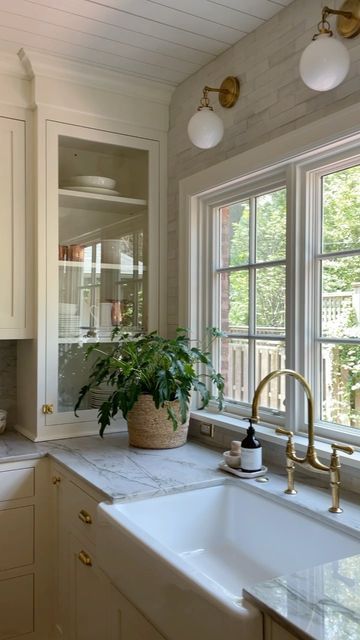 One Window Kitchen, Kitchen Cabinets Next To Window, Traditional Design Kitchen, Modest Kitchen Design, Vintage Home Renovation, Classic Kitchen Ideas, Kitchen Ideas Classic, Windows In Kitchen, Vintage White Kitchen