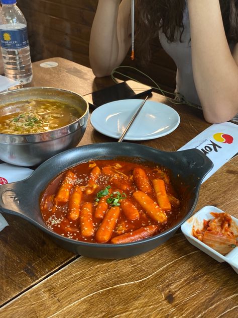 Teokkboki Food, Tokbokki Korean, Aesthetic Tteokbokki, Teokkboki Aesthetic, Tobboki Korean, Korean Restaurant Food, Korean Restaurant Aesthetic, Tteokbokki Aesthetic, Korean Tteokbokki