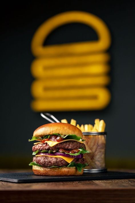 Fast Food Burger Photography, Food Photography Fast Food, Urban Food Photography, Lifestyle Burger Photography, Fast Food Restaurant Photography, Burger Shoot Ideas, Fast Food Photography Ideas, Fries Food Photography, Food Photography Burger