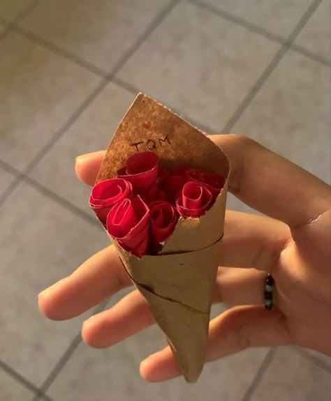 Gifts From Boyfriend Flowers, Gifts Aesthetic Boyfriend, Bf Gifts Aesthetic, Couple Presents Boyfriends, Love Laungages, Couple Gifts Aesthetic, Couple Presents Ideas, Boyfriend Gifts Aesthetic, Regalo Aesthetic