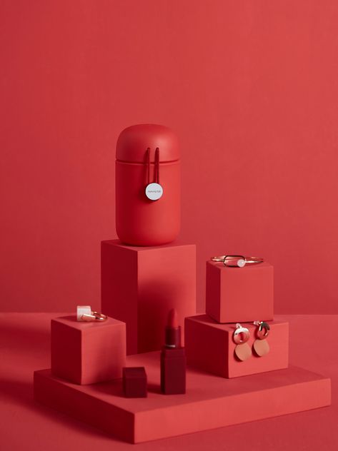 Behance :: Conception de produits Brand Colour Schemes, Industrial Design Product, Thermal Bottle, Beauty Products Photography, 3d Studio, Grey Glass, Commercial Photography, Red Aesthetic, Design Product