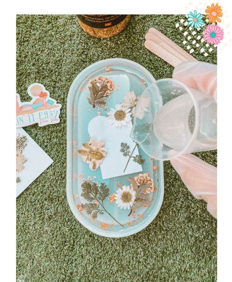 Pura Vida Rings, Pura Vida Stickers, How To Make Resin Jewelry, Diy Resin Jewelry, Diy Resin Tray, Dried Flowers Diy, Diy Dish, How To Make Resin, Flower Tray