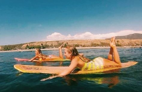 2000s Surfer Girl, Surfing Friends, Summer Aesthetic Snorkling, Friends Surfing Aesthetic, Surf Film Photography, Pray For Surf, Summer Friends, Summer Bucket, Summer Feeling