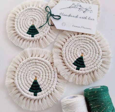 Macrame Ideas Christmas, Holiday Macrame Ideas, Macrame Christmas Table Decor, Macrame Christmas Gift Ideas, Macrame Stocking Diy, Macrame Christmas Coasters, Christmas Crochet Gifts Ideas, Christmas Macrame Decorations, Macrame Table Decor