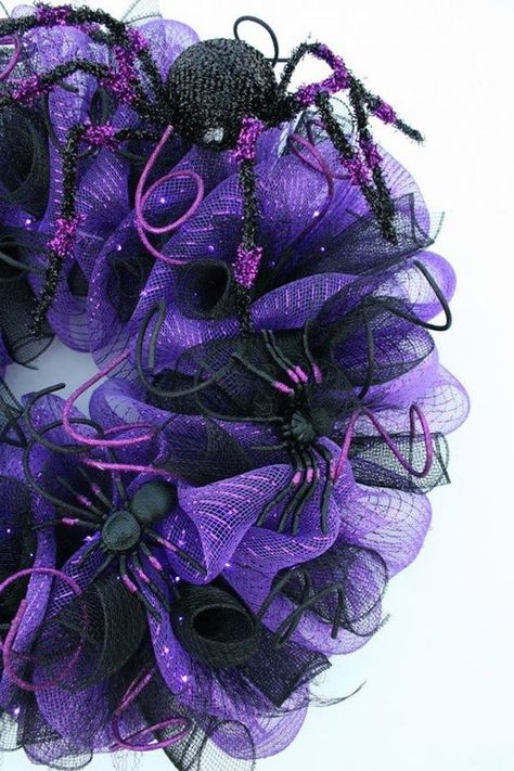 Purple Wreaths, Black Halloween Wreath, Monster Wreath, Spider Wreath, Halloween Mesh Wreaths, Deco Mesh Wreaths Diy, Image Halloween, Halloween Deco Mesh, Diy Halloween Wreath