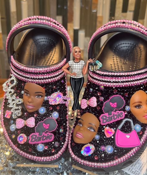 Allow us to help your little girl step with style with actual Barbie faces on her Classy crocs! Barbie Crocs, Croc Designs, Crocs Custom, Junk Items, Croc Ideas, Bedazzled Stuff, Croc Decorations, Crocs With Charms, Bling Crocs