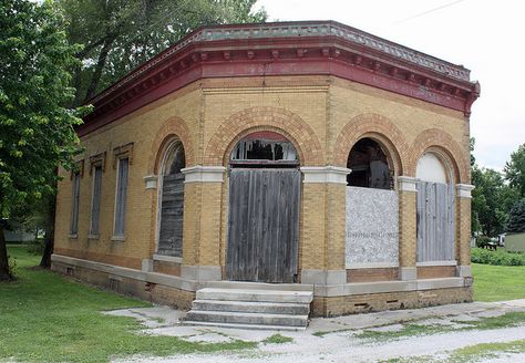 arch windows Barber Shop Vintage, Arch Windows, Bank Building, Abe Lincoln, Banks Building, Central Illinois, Arched Windows, Old Building, Small Towns