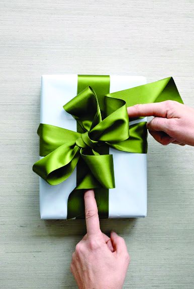 Holiday Gift Wrapping: How To Tie The Perfect Bow | Chatelaine Cute Gift Wrapping Ideas, Basket Christmas, Perfect Bow, Unique Gift Wrapping, Gift Wrapper, Wrapping Gifts, Creative Gift Wrapping, Professional Gifts, A Present