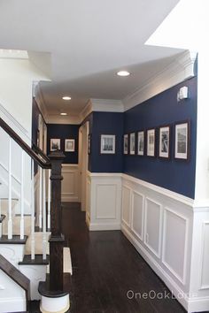 Navy upper with white paneling below. Interesting how they ended the crown moulding at the edge of wall....I need to use that idea. Wainscoting Styles, White Wainscoting, Hallway Designs, Hal Decor, 아파트 인테리어, White Paneling, Wainscoting, Hallway Decorating, Blue Walls