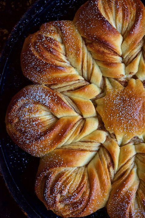 You want to bake something extra-special for the holidays. A real show-stopper, as delicious as it is gorgeous? This is it! Cinnamon Star Bread Recipe, Star Bread Recipe, Cinnamon Star Bread, Star Bread, King Food, British Baking, Bread Recipes Homemade, King Arthur, Breakfast Treats